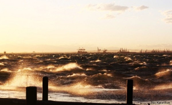 Απίστευτες φωτογραφίες: Ο Θερμαϊκός βγήκε στη στεριά