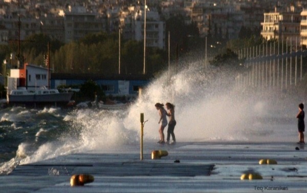 Απίστευτες φωτογραφίες: Ο Θερμαϊκός βγήκε στη στεριά