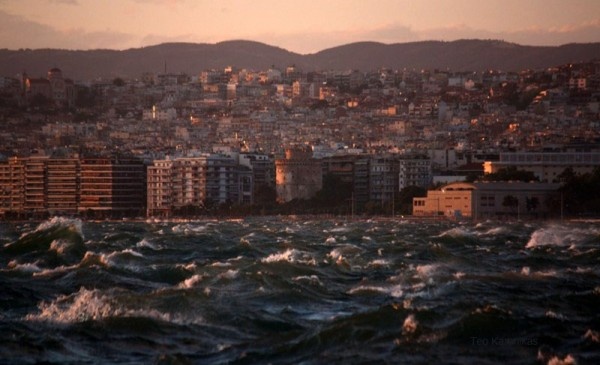 Απίστευτες φωτογραφίες: Ο Θερμαϊκός βγήκε στη στεριά