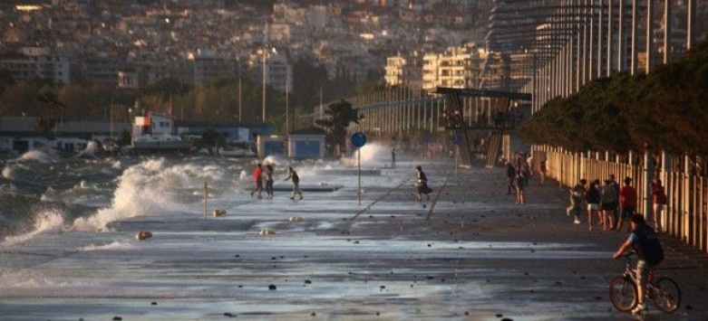 Απίστευτες φωτογραφίες: Ο Θερμαϊκός βγήκε στη στεριά