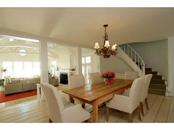 Γνωστός ηθοποιός βγάζει την βίλα του στο σφυρί 