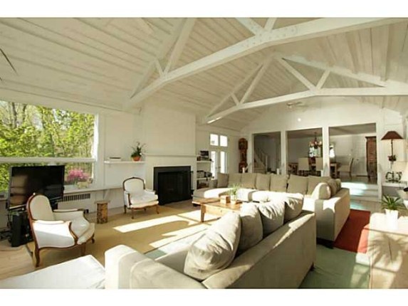 Γνωστός ηθοποιός βγάζει την βίλα του στο σφυρί 