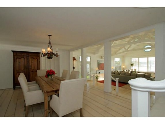 Γνωστός ηθοποιός βγάζει την βίλα του στο σφυρί 