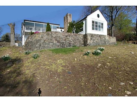 Γνωστός ηθοποιός βγάζει την βίλα του στο σφυρί 