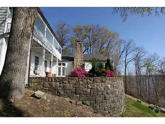 Γνωστός ηθοποιός βγάζει την βίλα του στο σφυρί 