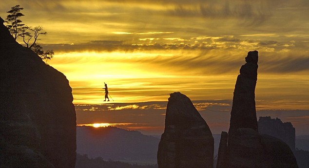 Slacklining: Η νέα τρελή μόδα