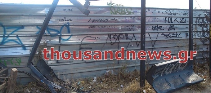 ΠΡΙΝ ΛΙΓΟ: Αυτοκίνητο έπεσε σε στάση λεωφορείου-Σοβαρά μία γυναίκα 