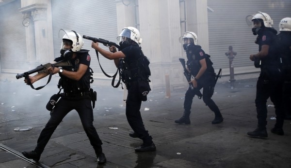 Η Πόλις εάλω από εξεγερμένους διαδηλωτές!