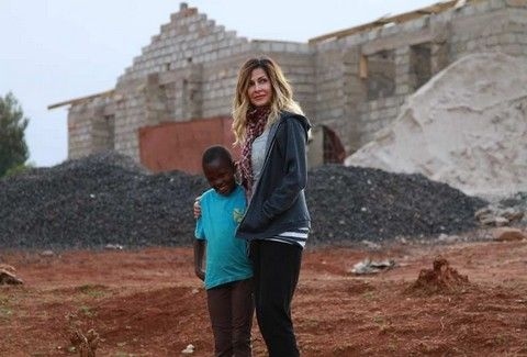 Το μυστικό της Άννας Βίσση: Η άγνωστη υιοθεσία της ελληνίδας σταρ!