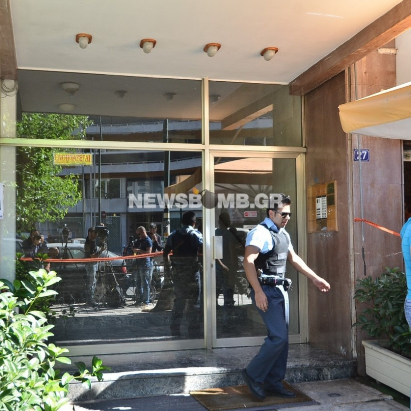 Γκαζάκια στο γραφείο του Γιώργου Σούρλα - Μία τραυματίας