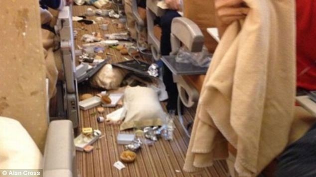 Πανικός επικράτησε σε πτήση την ώρα του... φαγητού! (pics)