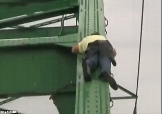 Δεν υπάρχει: Δείτε που... κοιμήθηκε! (pics)