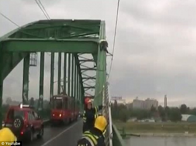 Δεν υπάρχει: Δείτε που... κοιμήθηκε! (pics)