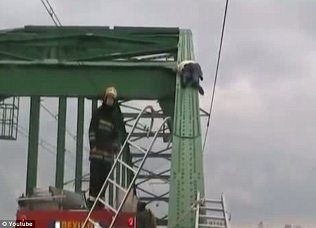 Δεν υπάρχει: Δείτε που... κοιμήθηκε! (pics)