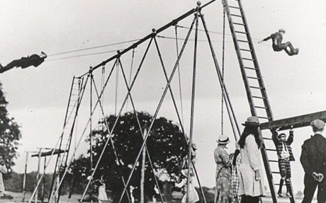 Δείτε ιστορικές εικόνες από την πρώτη παιδική χαρά