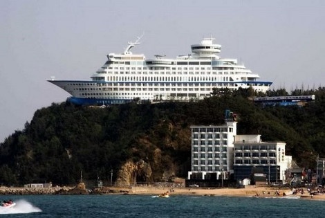 Δείτε πως βρέθηκε ένα κρουαζιερόπλοιο στην κορυφή του... βράχου (pics)