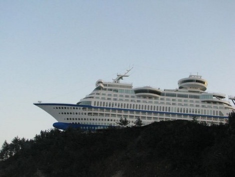 Δείτε πως βρέθηκε ένα κρουαζιερόπλοιο στην κορυφή του... βράχου (pics)