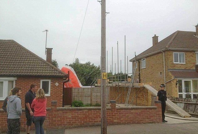 Αεροσκάφος έπεσε σε αυλή σπιτιού (pics)