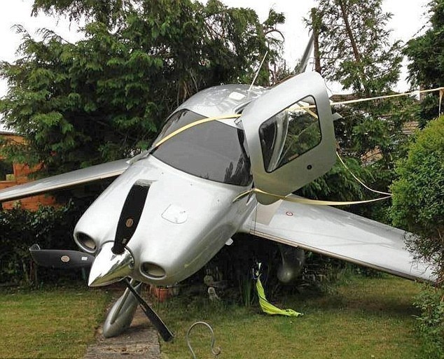 Αεροσκάφος έπεσε σε αυλή σπιτιού (pics)