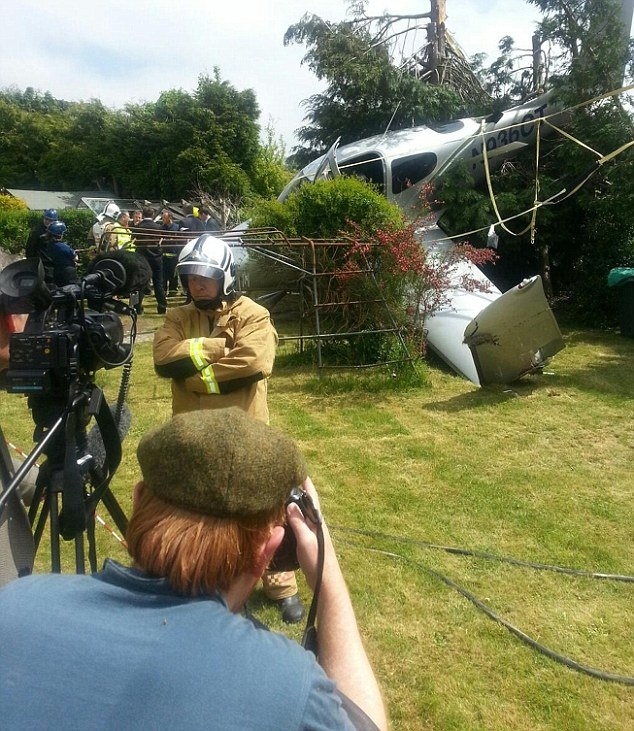 Αεροσκάφος έπεσε σε αυλή σπιτιού (pics)