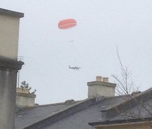 Αεροσκάφος έπεσε σε αυλή σπιτιού (pics)