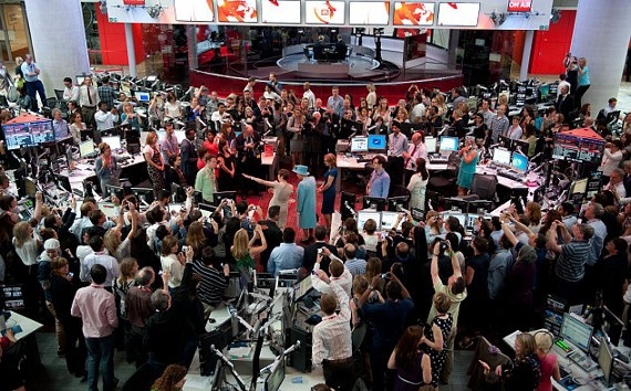 Η βασίλισσα Ελισάβετ στα εγκαίνια του BBC (pics)