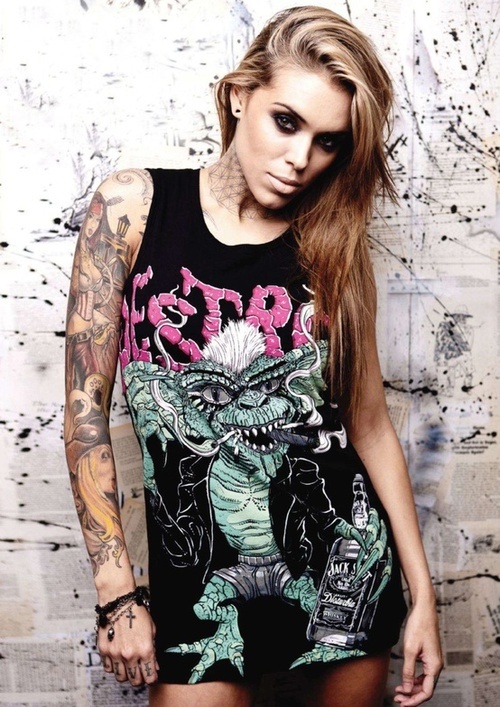 Η εκκεντρική Arabella σαγηνεύει το ανδρικό κοινό με τα τατουάζ της!