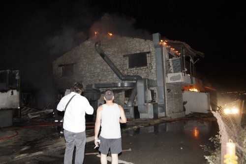 Στις «φλόγες» εστιατόριο στο Ηράκλειο-Τεράστιες ζημιές (pics)