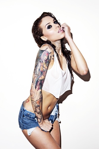 Η εκκεντρική Arabella σαγηνεύει το ανδρικό κοινό με τα τατουάζ της!