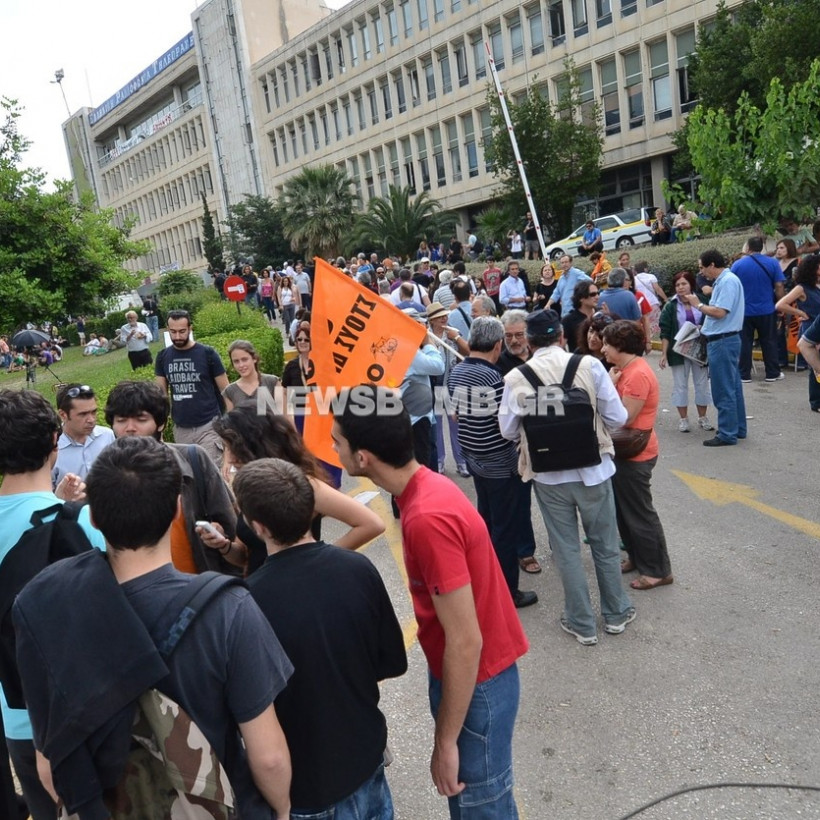 Πλήθος κόσμου παρά τη βροχή στο Ραδιομέγαρο της ΕΡΤ (pics-vid)