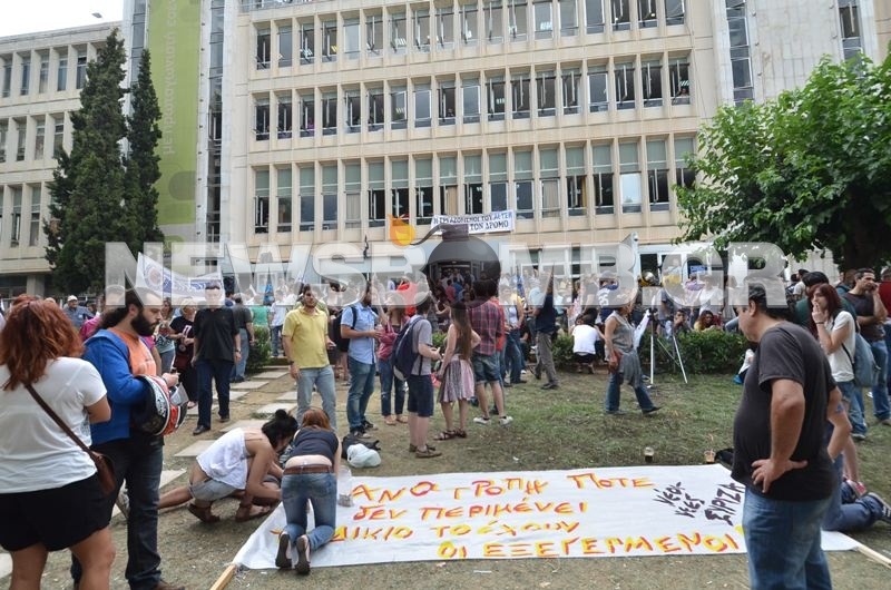 Πλήθος κόσμου παρά τη βροχή στο Ραδιομέγαρο της ΕΡΤ (pics-vid)