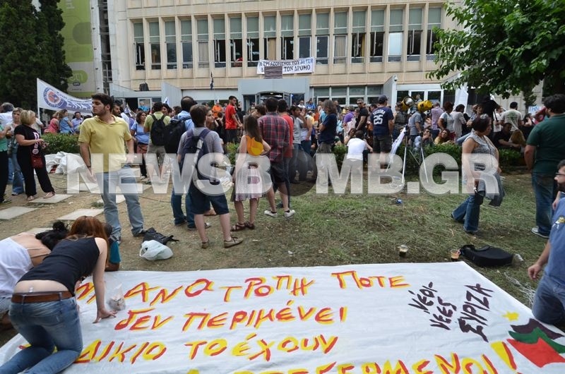 Πλήθος κόσμου παρά τη βροχή στο Ραδιομέγαρο της ΕΡΤ (pics-vid)