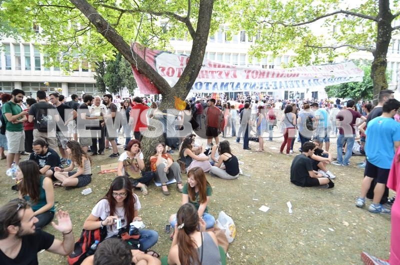 Πλήθος κόσμου παρά τη βροχή στο Ραδιομέγαρο της ΕΡΤ (pics-vid)