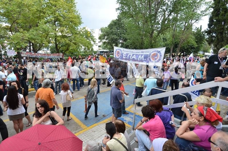 Πλήθος κόσμου παρά τη βροχή στο Ραδιομέγαρο της ΕΡΤ (pics-vid)