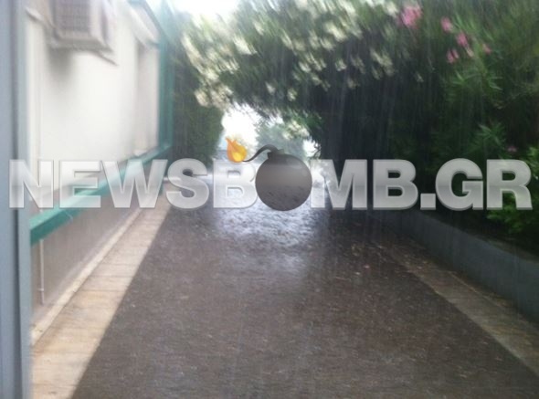 ΤΩΡΑ: Έντονη χαλαζόπτωση στα βόρεια προάστια