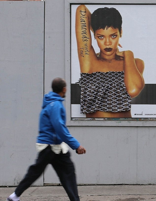 Δεν άντεξαν το γυμνό οι Ιρλανδοί: Έντυσαν την αφίσα της Rihanna (pic)!