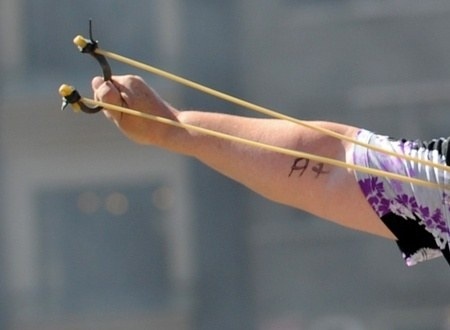 Τουρκία - Απίστευτη ΦΩΤΟ: Ηλικιωμένη επιτίθεται με σφεντόνα στα ΜΑΤ!