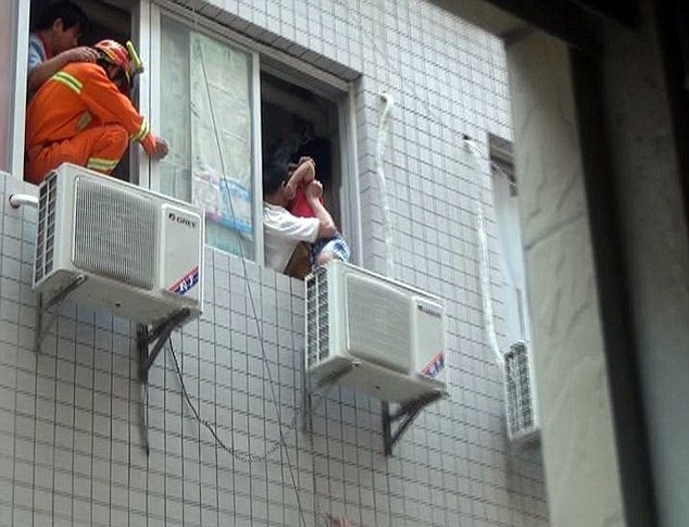 5χρονος έπεσε από τον 4ο όροφο - Σώθηκε από θαύμα! (pics)