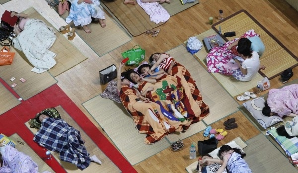 Δείτε: Φοιτητές κοιμούνται σε κλειστό γυμναστήριο (photos)