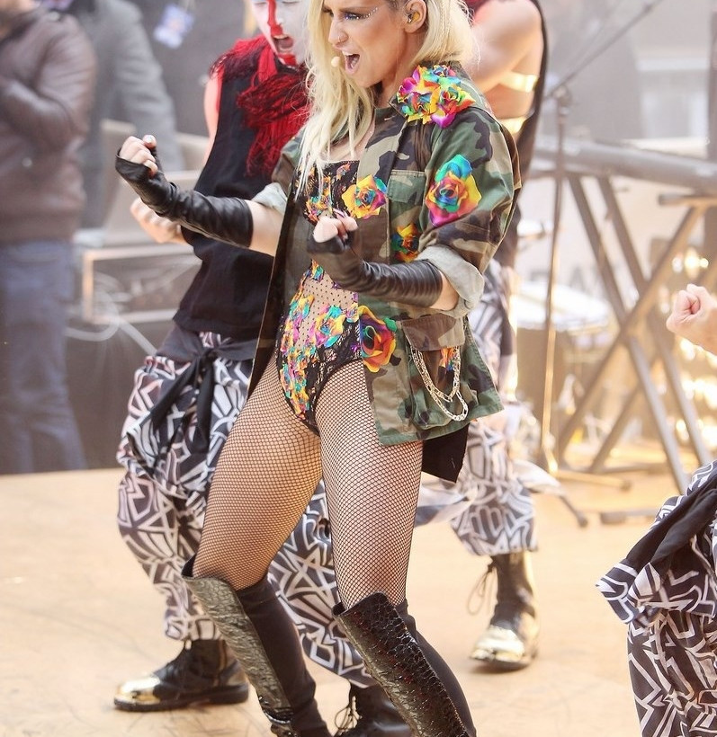 Η σέξι Kesha προκαλεί με τις εκκεντρικές της εμφανίσεις!