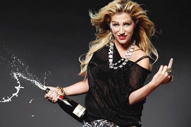 Η σέξι Kesha προκαλεί με τις εκκεντρικές της εμφανίσεις!