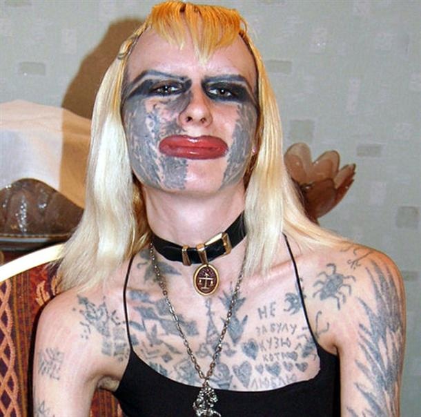 Κάνει μόνη της τα τατουάζ της! Δείτε πώς έχει γίνει (pics)