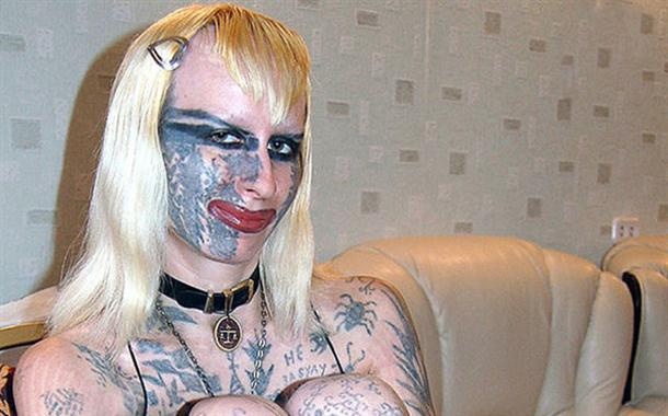 Κάνει μόνη της τα τατουάζ της! Δείτε πώς έχει γίνει (pics)