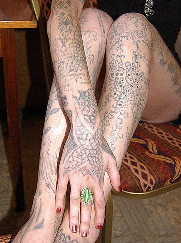 Κάνει μόνη της τα τατουάζ της! Δείτε πώς έχει γίνει (pics)