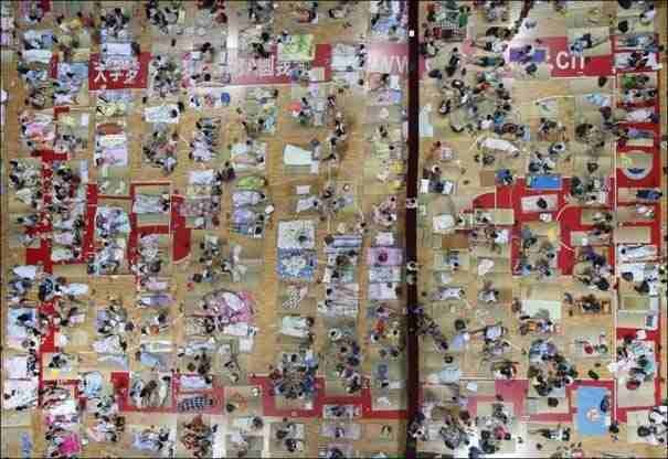 Απίστευτες εικόνες: Πώς καταπολεμούν τη ζέστη οι φοιτητές στην Κίνα