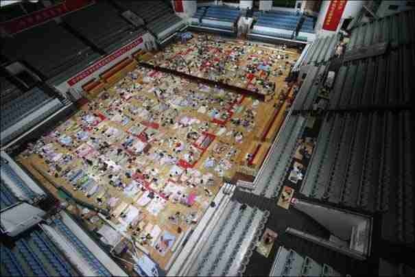 Απίστευτες εικόνες: Πώς καταπολεμούν τη ζέστη οι φοιτητές στην Κίνα