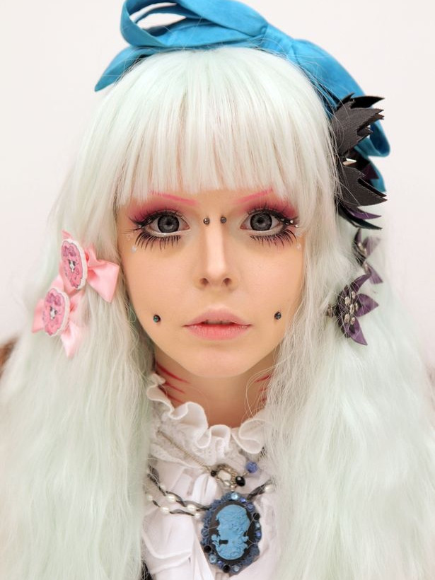 H 18χρονη που θέλει να γίνει μια... ανθρώπινη κούκλα! Δείτε πως έγινε