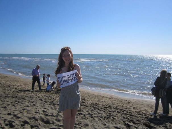 Το συγκινητικό ευχαριστώ μιας κοπέλας στους γονείς της (pics)