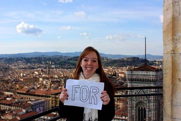 Το συγκινητικό ευχαριστώ μιας κοπέλας στους γονείς της (pics)