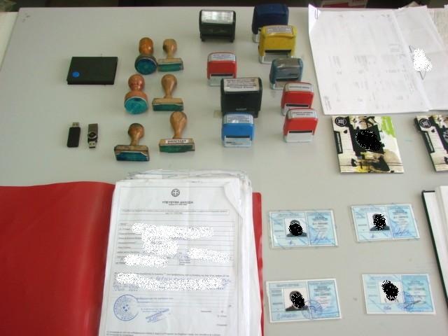 Στα χέρια της αστυνομίας για απάτες σε ΔΟΥ, τράπεζες και καταστήματα